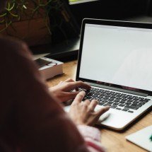Mulher demitida por e-mail corporativo será indenizada por danos morais - Reprodução / Freepik