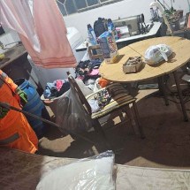 Família se assusta ao encontrar jararaca embaixo de mesa - Crédito: Corpo de Bombeiros/Divulgação
