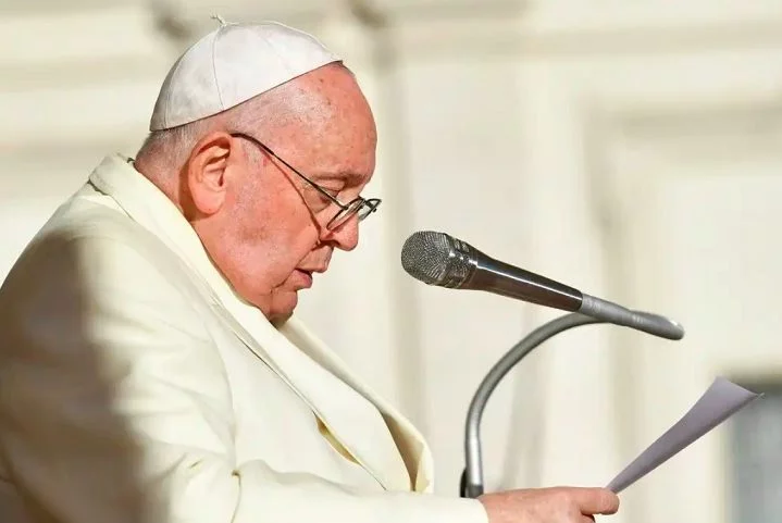 Contas no vermelho preocupam papa Francisco no hospital