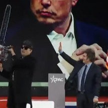 Elon Musk exibe serra elétrica para ameaçar servidores de demissão; e atriz propõe dar torta de fezes para ele - Reprodução de vídeo 