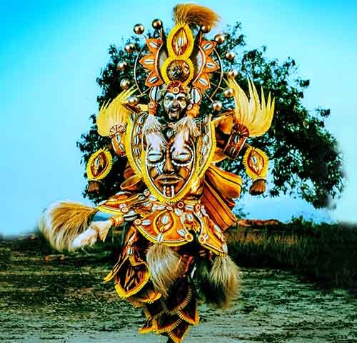 Semanas antes do desfile oficial, as escolas realizam a entrega dessas fantasias às alas de comunidade, que representam a maioria das pessoas de cada agremiação. As roupas das fantasias comerciais são feitas em ateliês próprios e tem perdido cada vez mais espaço.
