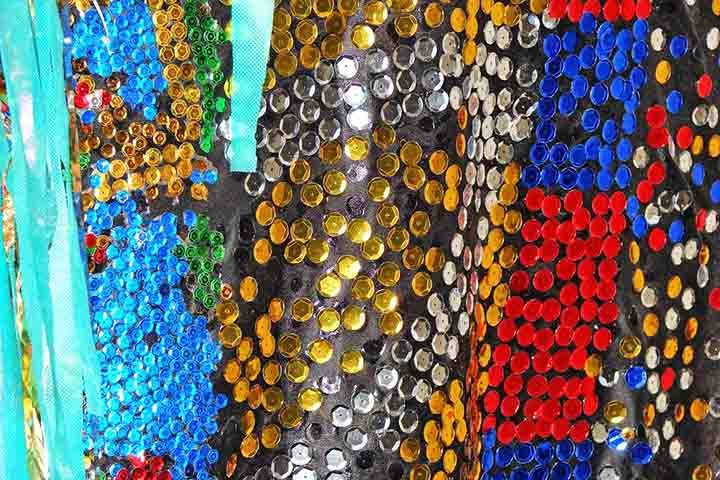 Entre os materiais mais utilizados nas fantasias de carnaval, sobretudo das escolas de samba, estão as lantejoulas. Elas são pequenas lâminas cintilantes, de metal ou vidro, com orifício para enfiar a linha, que servem para enfeitar vestidos ou bordados.