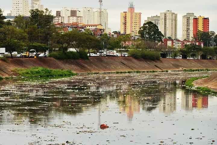 Apesar dos desafios, há décadas existem esforços para a despoluição do rio. 