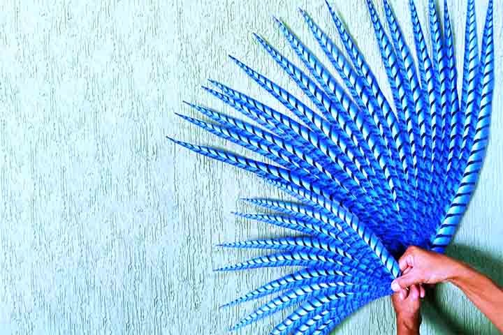 As penas artificiais são um acessório usado para criar fantasias e alegorias de Carnaval. Elas são feitas de materiais sintéticos e podem ser usadas na criação das vestimentas que passam pela Marquês de Sapucaí. 