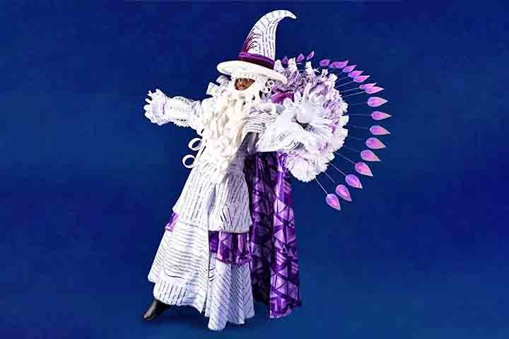 Em primeiro lugar, as agremiações realizam uma pesquisa aprofundada sobre o enredo que querem levar para o próximo desfile e divulgam aos compositores uma sinopse. Uma espécie de guia que ajuda na elaboração dos sambas e no organograma das alas e alegorias.