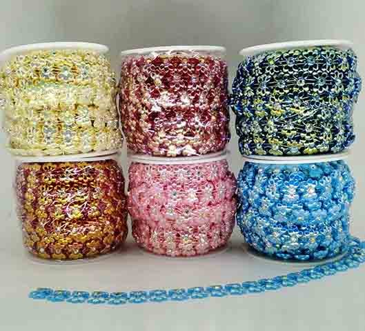 Outro material presente nas fantasias das escolas de samba é o aljofre. Ele consiste em um feixe de penas ornamentais de certas aves, ou a um material utilizado em artesanato.