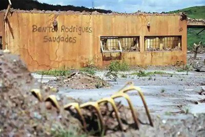 Devastação deixada pelo rompimento da Barragem do Fundão arrasou estruturas públicas de locais como Mariana. Prefeituras buscam indenização -  (crédito: Leandro Couri/EM/D.A.Press)
