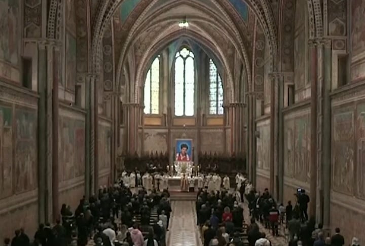 O principal ponto das novas regras é a permissão para que o sepultamento dos papas aconteça fora do Vaticano, cidade-estado que é a sede da Igreja Católica. 

-Reprodução