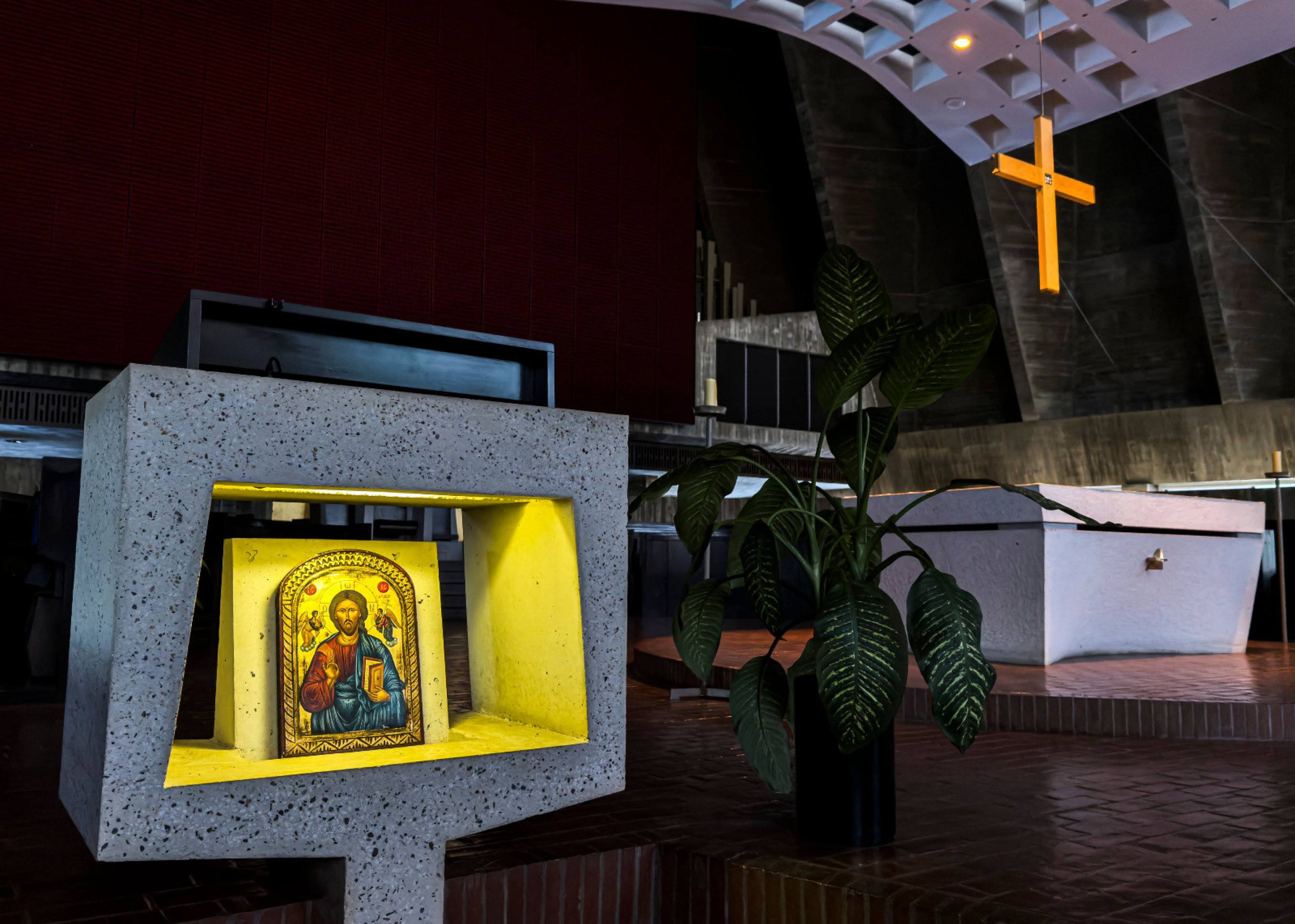 Oratório de cimento da Abadia de Saint John's, nos EUA, fonte de inspiração do filme 'O brutalista' Iluminado por luz amarela, oratório de cimento da Abadia de Saint John's, nos EUA, fonte de inspiração do filme 'O brutalista'