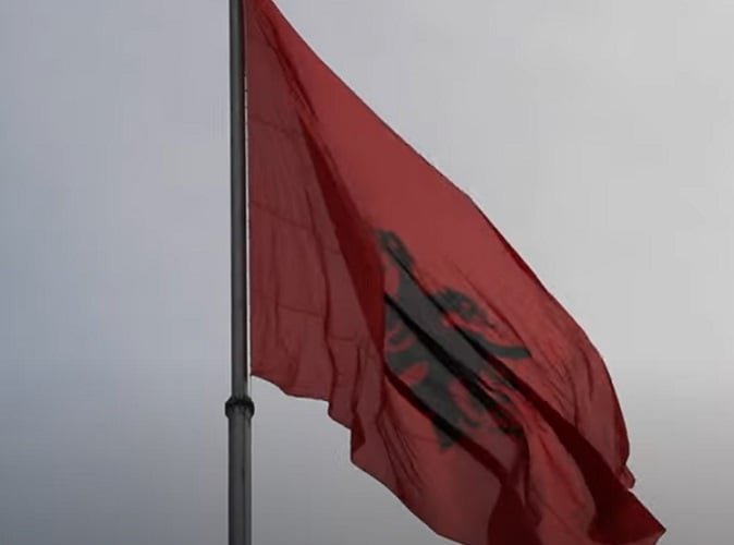 A regiÃ£o tem uma longa histÃ³ria de disputas. Durante a Guerra dos BÃ¡lcÃ£s (1912-1913) e a Primeira Guerra Mundial, houve mudanÃ§as territoriais e disputas entre os dois paÃ­ses. 