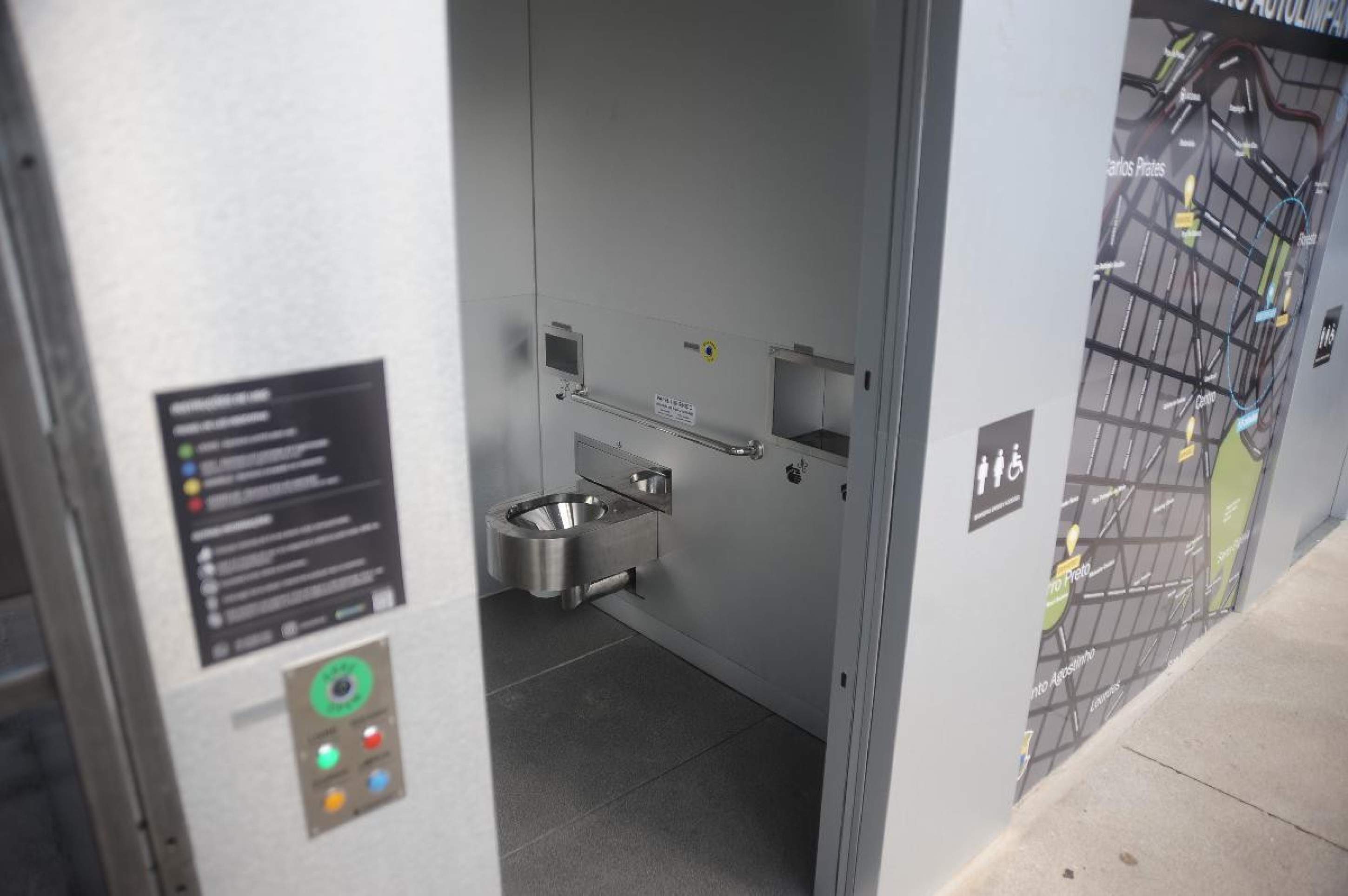 Entrada dos banheiros autolimpantes inaugurados em Belo Horizonte 