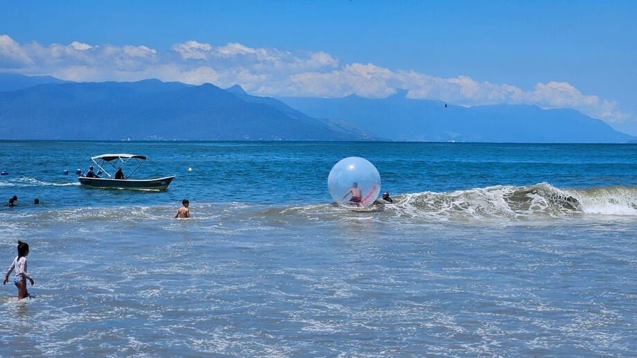 Prefeitura do litoral de SP intima empresa por bolha inflável no mar