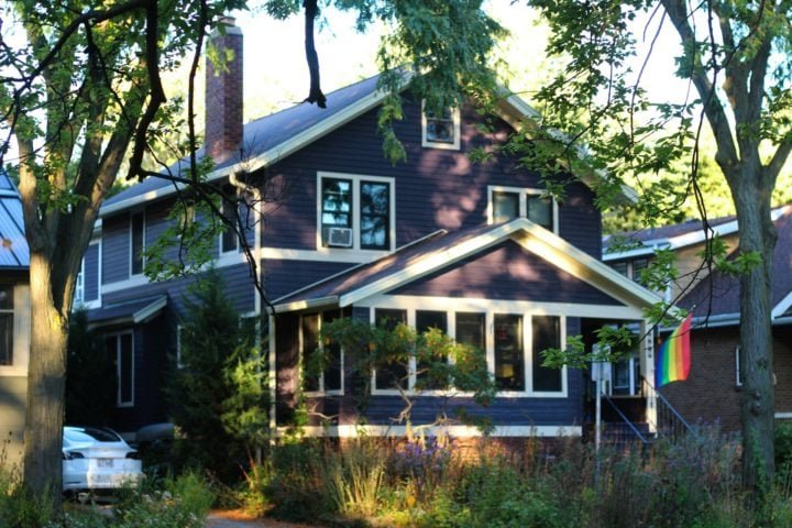 Além disso, muitas dessas casas possuem porões de tijolos ou concreto, que servem como abrigo. 