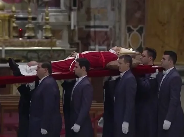 “Estou revisando o ritual para que os papas sejam velados e enterrados como qualquer filho da Igreja