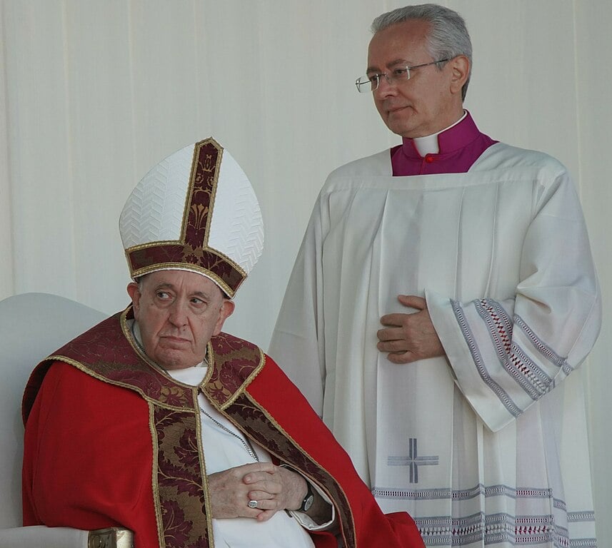 O Monsenhor Diego Ravelli, mestre de cerimônias litúrgicas do Vaticano, explicou qual o fundamento das mudanças: “Enfatizar ainda mais que o funeral do Romano Pontífice é o de um pastor e discípulo de Cristo e não de um homem poderoso deste mundo