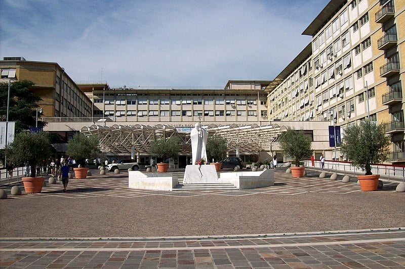 O líder da igreja católica foi internado em 14/02 após apresentar dificuldades respiratórias por dias seguidos. No hospital Gemelli (foto), em Roma, os médicos diagnosticaram pneumonia bileral e infecção polimicrobiana.-Blackcat/Wikimedia Commons