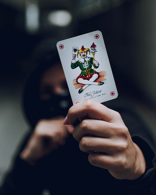 Criada nos Estados Unidos durante a Guerra Civil para o jogo de Euchre, o Coringa foi inicialmente uma carta de trunfo, com a função de substituir qualquer outra carta, independentemente do naipe ou valor.