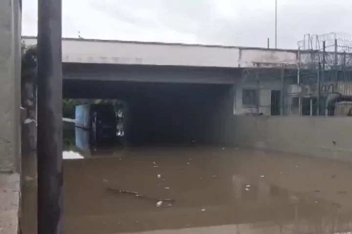 Em Salto, o Rio Tietê ficou com um volume cinco vezes maior que o normal por causa das chuvas. A água também invadiu casas e praças.