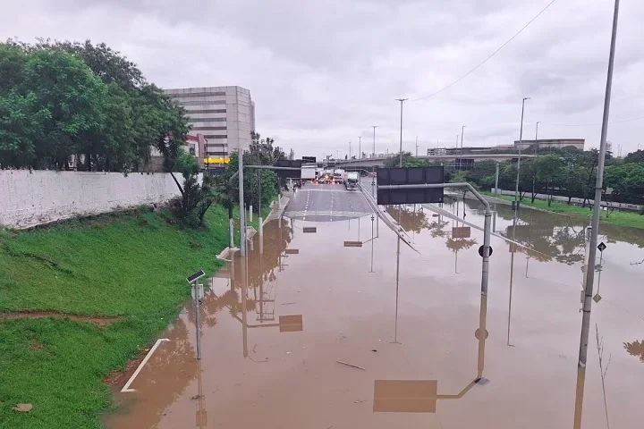 A Defesa Civil chegou a emitir um alerta e fechou o complexo turístico da cidade devido ao risco de novas enchentes.