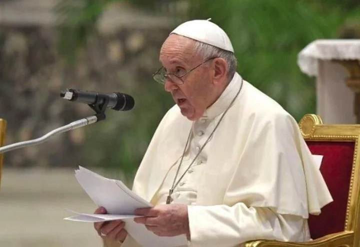 Desde então, os compromissos do papa foram cancelados. No entanto, o Vaticano afirma que ele segue trabalhando e faz a leitura de jornais para ficar informado do que acontece no mundo.
-Divulgação/Vatican News