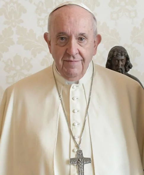 O Papa Francisco nasceu em 17 de dezembro de 1936 e foi batizado como Jorge Mario Bergoglio. Ele é o 266º Papa da Igreja Católica e líder mundial da Igreja desde março de 2013, quando sucedeu o Papa Bento XVI, que renunciou ao posto.-Quirinale.it wikimedia commons 