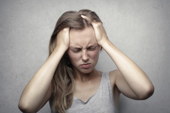 No entanto, como toda fruta, o consumo de romÃ£ deve ser feito com moderaÃ§Ã£o. Seu consumo excessivo pode levar a intoxicaÃ§Ã£o, causando sintomas como vertigens e alteraÃ§Ãµes visuais.