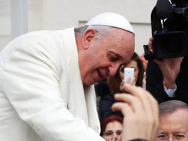 Uma das características marcantes de Francisco é sua abordagem pastoral e seu compromisso com os pobres e marginalizados. Ele frequentemente enfatiza a importância de uma igreja que esteja próxima das pessoas e que se envolva ativamente em questões sociais.-pixabay