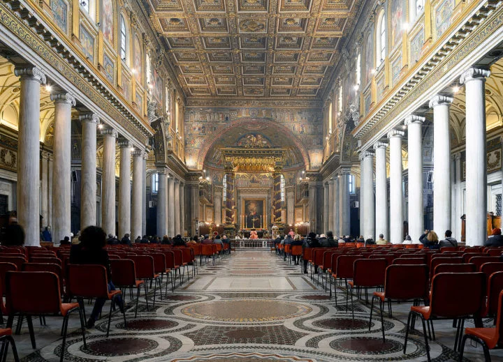 O Papa Francisco já externou o desejo de ser enterrado em uma caixão simples de madeira na basílica de Santa Maria Maggiore (foto), em Roma. A maioria dos pontífices foram sepultados sob a Basílica de São Pedro, no Vaticano. Dessa forma, ele seria o primeiro Papa a ser sepultado em outro local desde Leão XIII, em 1903.
-wikimedia commons Livioandronico2013