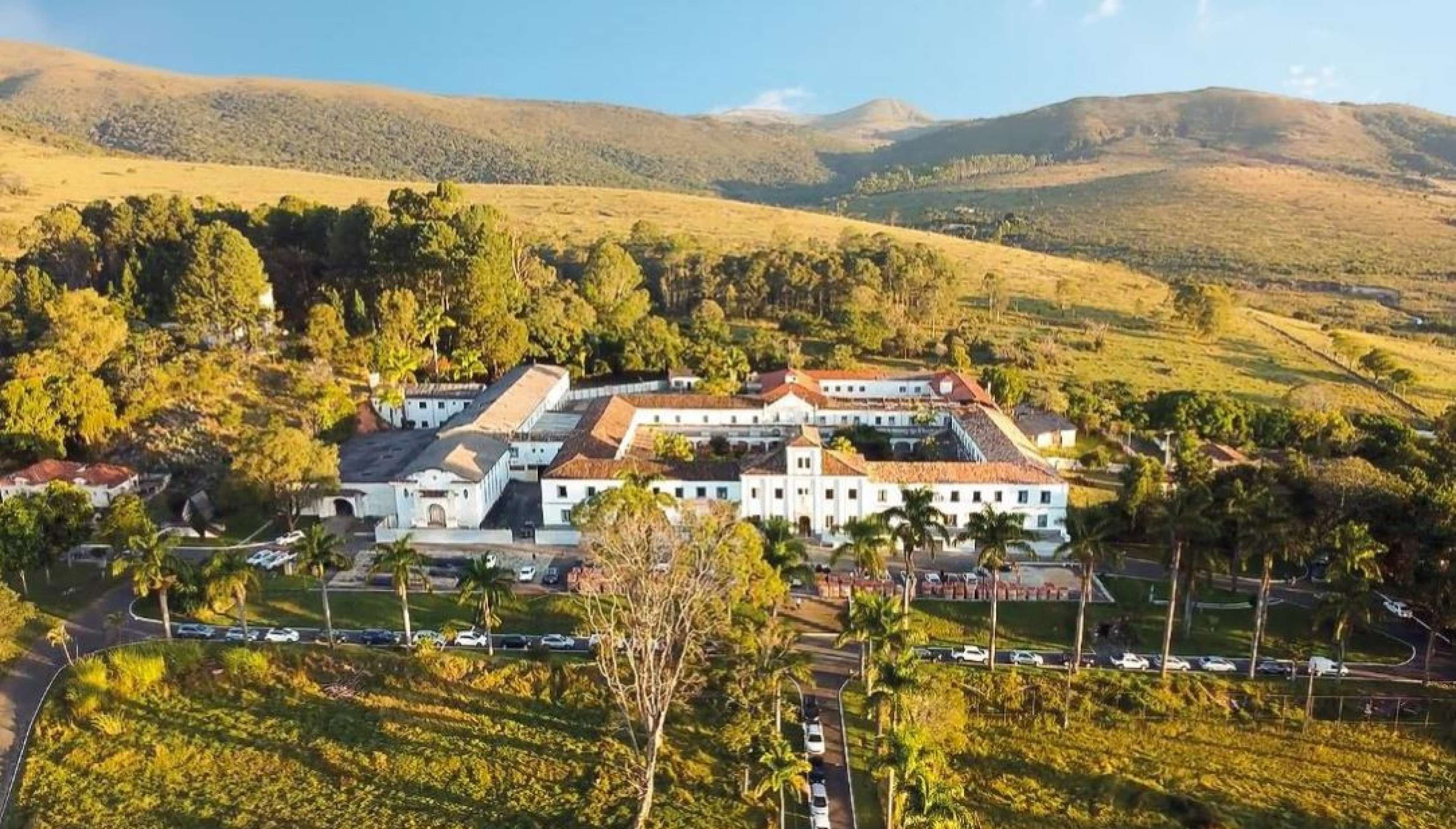 Com bandeira do Vila Gale, antigo Colégio Dom Bosco, em Ouro Preto, passou por um grande reforma e vai abrir ao publico em 24 de maio-Vila Galé/Divulgação