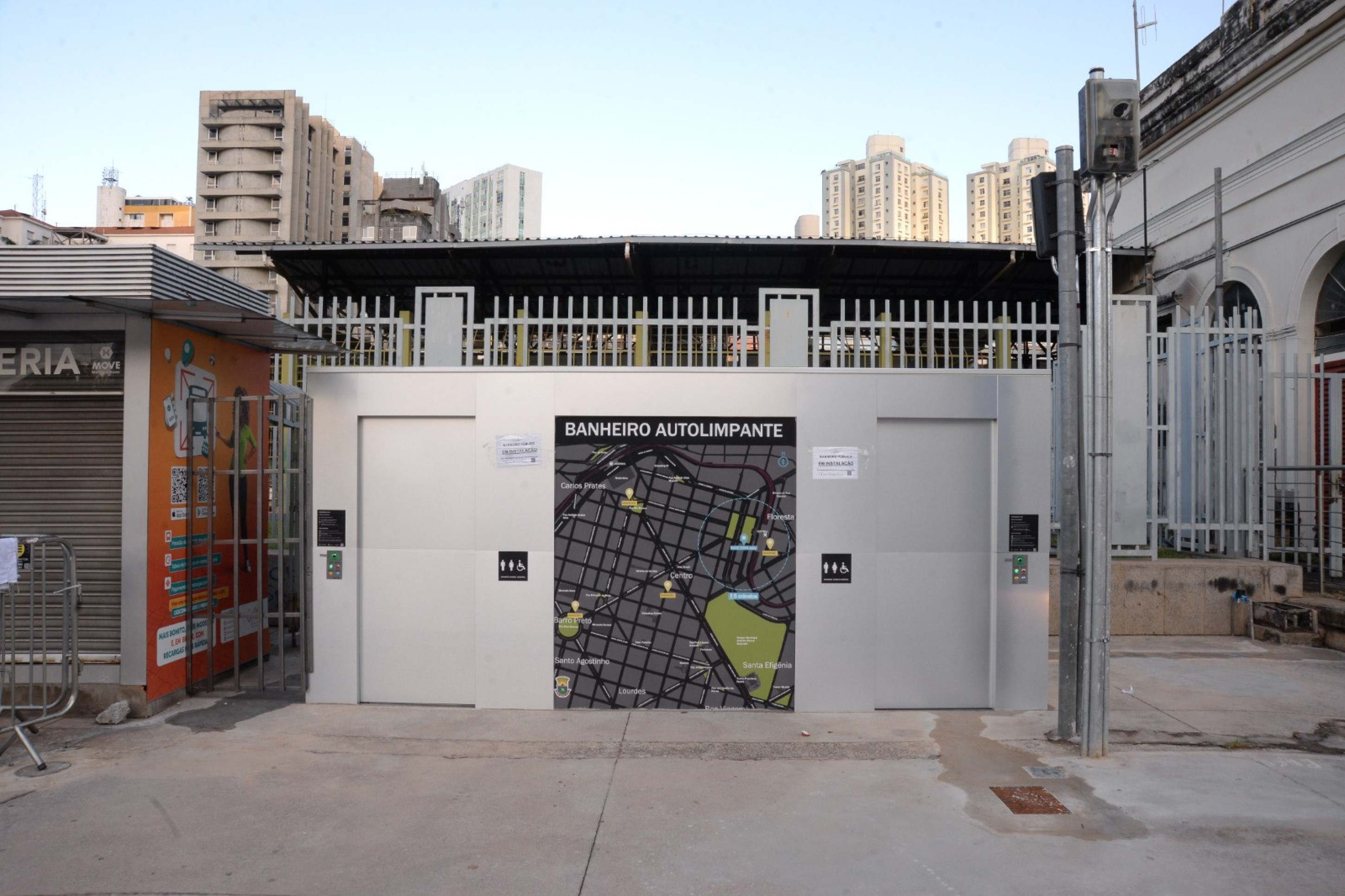 

Os banheiros possuem um sistema automatizado de abertura, fechamento e higienização