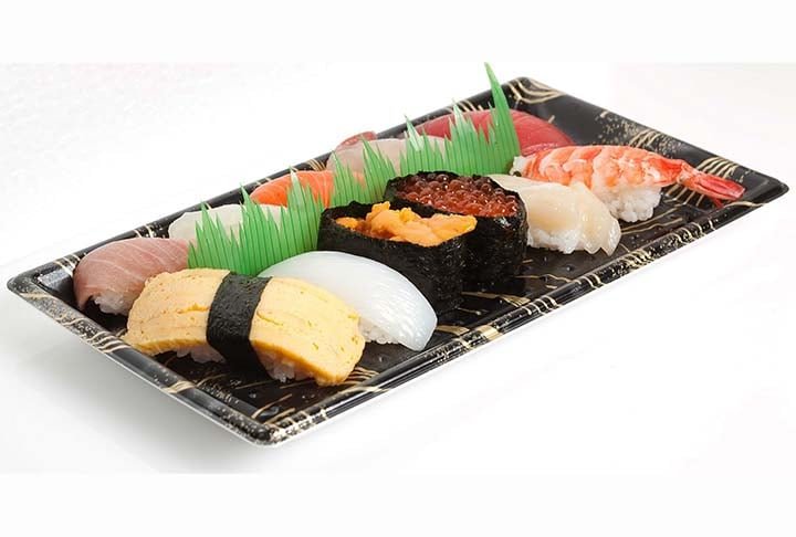 Sushi: No Brasil, o sushi, feito com arroz e algas, é bem popular e vendido em muitos restaurantes, até mesmo nas opções de refeição a quilo.   