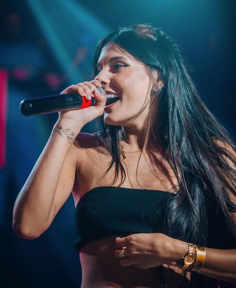 Inicialmente, ela escolheu a cidade de Campo Mourão. No entanto, com as dificuldades impostas pela pandemia da Covid-19, acabou se afastando dos estudos e se reaproximando da música. -Instagram @anacastelacantora