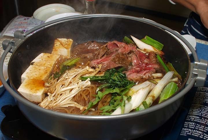 Sukiyaki: irmão do famoso Yakisoba, o Sukiyaki possui um caldo mais espesso. Típico do Japão, pode levar carnes (bovina e/ou suína) fatiadas, verduras, udon (macarrão japonês) e cogumelos (shiitake e shimeji).