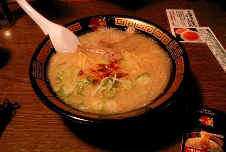 Lamen na China, “raamen” no Japão: sua origem é chinesa, porém foi integrado à culinária japonesa e hoje há diversas variações no seu preparo. Normalmente, é composto por um tipo de noodle chinês e um caldo forte à base de porco, peixe ou frango. Pode conter algas, ovo mollet, brotos de bambu, cebolinha e naruto (massa de peixe).