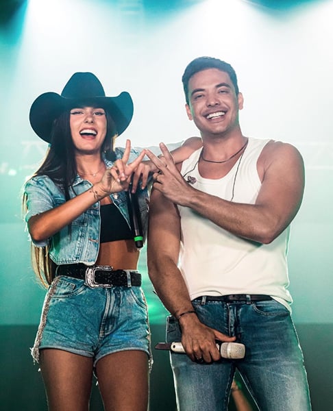 Ana Castela também gosta de fazer parcerias para gravações. Um dos destaques é  “Covardia”, com Wesley Safadão. Castela também gravou  com Hungria Hip Hop, Simone Mendes, Melody , J Chris e Naiara Azevedo, entre outros. -Instagram @anacastelacantora