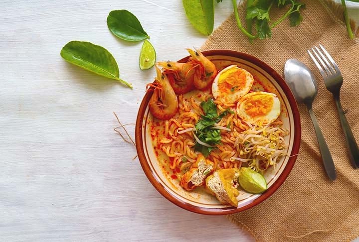Laksa: apreciado em Singapura e Malásia, esta receita possui diversas interpretações, mas basicamente consiste em um caldo de peixe ou leite de coco servido com ovo cozido, camarão (às vezes, lagosta, caranguejo, galinha), massa de arroz e folhas-de-laksa, conhecido como coentro-vietnamita.  