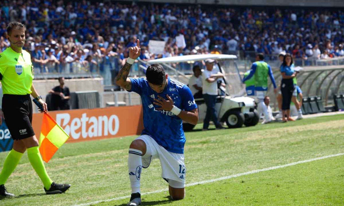 O lateral-direito William caiu nas graças da torcida da Raposa desde que chegou ao clube, em 2022, mas atualmente é alvo de críticas -  (crédito: Edésio Ferreira/EM/D.A. Press – 1/9/24)