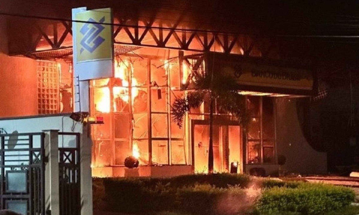 Agência no centro da cidade de Jacutinga pegou fogo -  (crédito: CBMMG)
