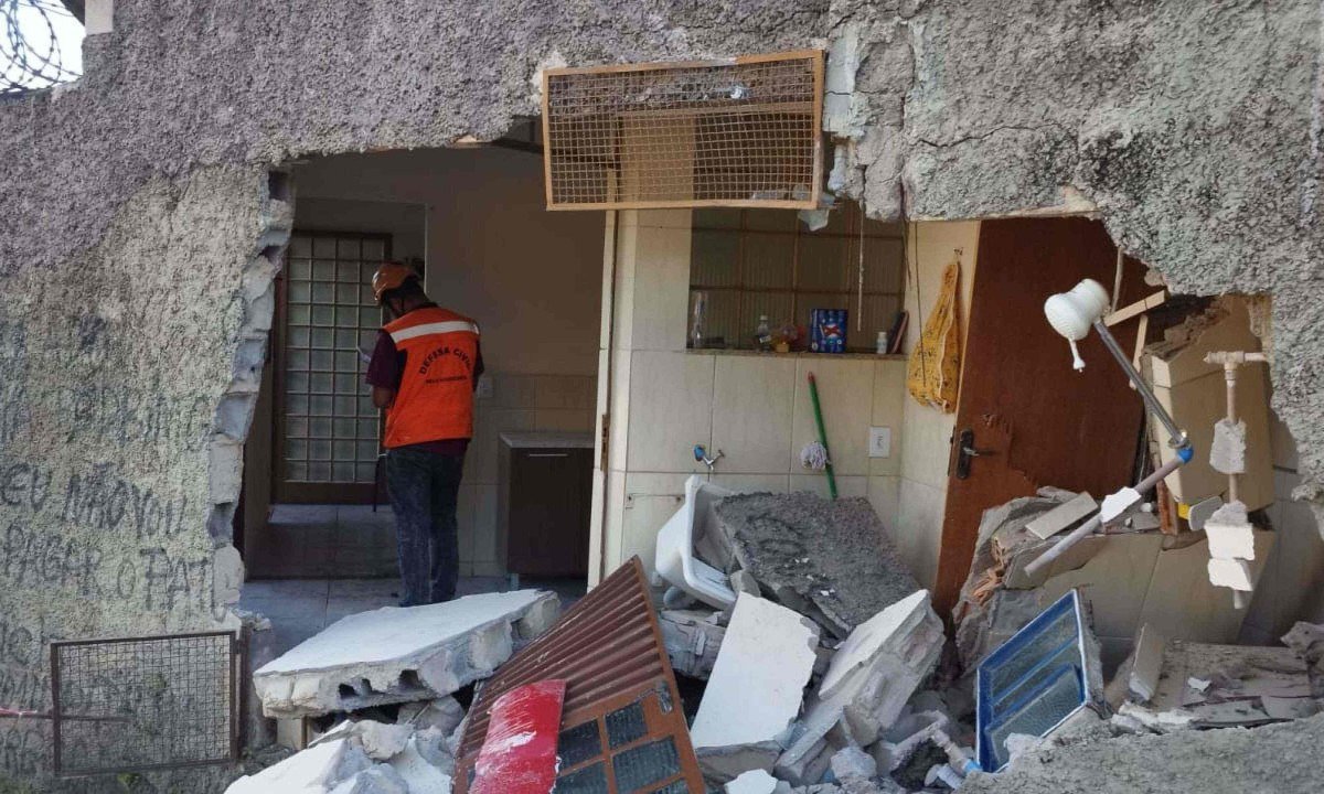 A batida provocou danos a estrutura do imóvel  -  (crédito: Defesa Civil de Belo Horizonte)