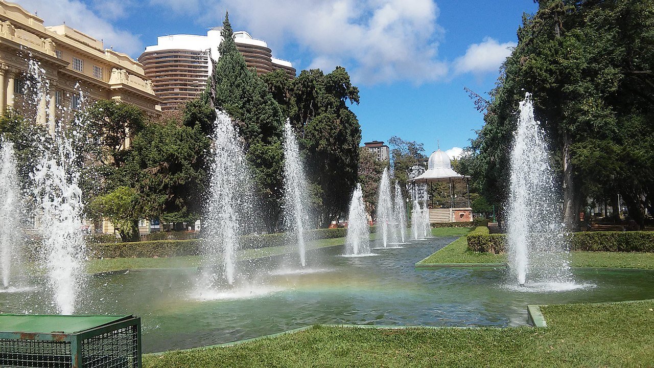 Praça da Liberdade – Belo Horizonte, MG - Criada no final do século XIX, é cercada por prédios históricos e jardins inspirados no paisagismo francês. Hoje, abriga o Circuito Cultural da Praça da Liberdade, reunindo museus e centros culturais. Seu charme clássico e sua importância cultural fazem dela um dos pontos mais belos de BH.-MICHELLE TAMIETTI - wikimedia commons