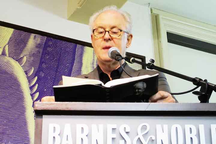 “Todos nós somos vulneráveis ??à tentação. Ele era um cardeal, um sumo sacerdote da igreja, portanto ele se confessava. Era fascinante para mim ruminar se ele confessava alguma coisa na confissão”, declarou o ator a respeito do controverso personagem.

- Flickr Ladymay