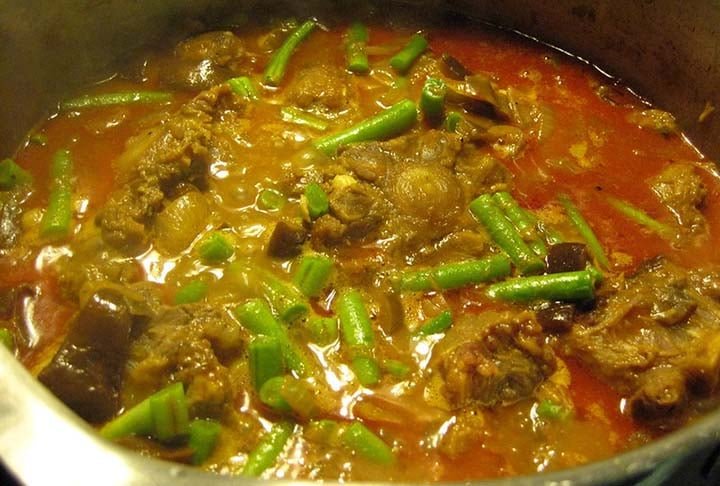 Kare Kare: é um ensopado filipino apimentado de rabo de touro. Constitui-se por um caldo feito de amendoim com verduras, camarão e pode também levar tripa de boi, carne de cabra, frango ou frutos do mar.