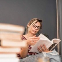 Busca por livros físicos cresce mesmo com avanços digitais - DINO