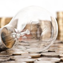 Qual o melhor horário para lavar roupa e economizar na conta de luz? - Freepik