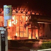 Agência bancária pega fogo em Minas - CBMMG