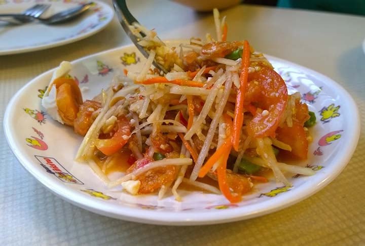 Som tam: proveniente da regiÃ£o nordeste da TailÃ¢ndia, som tam Ã© uma salada fria e bastante fresca de mamÃ£o verde com especiarias. Apresenta diversas texturas, alÃ©m de ser tambÃ©m doce e picante, Ã© servida com pimenta, alho, tomate e salpicado com molho de peixe.
