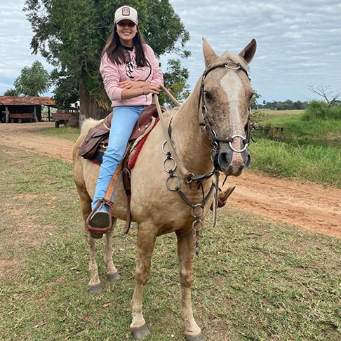 A ligação de Castela com o ambiente rural é familiar.  Entre o final de 2020 e o início de 2021, ela passou um tempo em uma fazenda de seu avô, no Paraguai. Foi nesta época que ela foi convidada para gravar, com fins comerciais, a música 