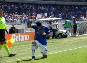 O lateral-direito William caiu nas graças da torcida da Raposa desde que chegou ao clube, em 2022, mas atualmente é alvo de críticas -  (crédito: Edésio Ferreira/EM/D.A. Press – 1/9/24)