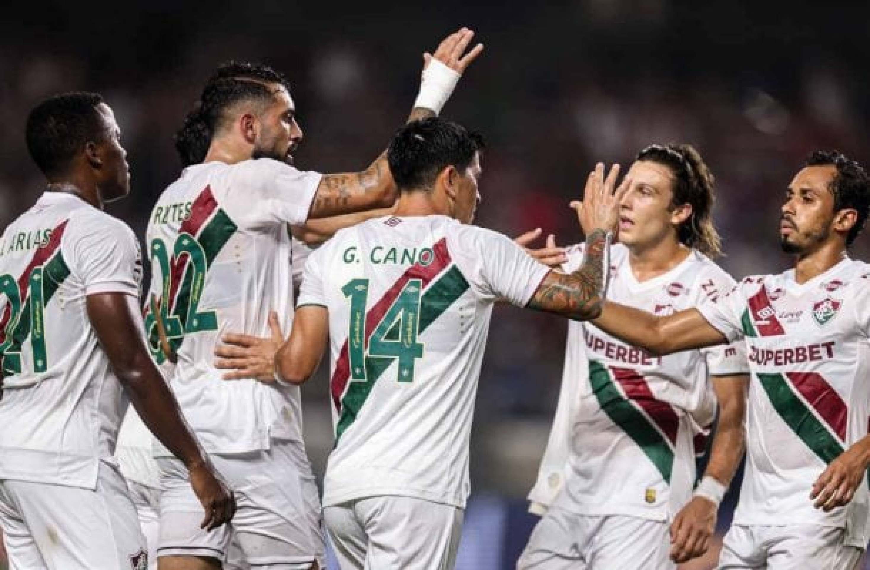 Jogadores do Fluminense celebram um dos gols do impiedoso 8 a 0 sobre o Água