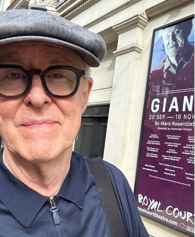 “Recebi a ligação quando estava no festival de Sundance e não foi uma decisão fácil, pois vai me definir para o último episódio da minha vida”, completou Lithgow, o primeiro a ser confirmado no elenco da nova série. 
-Reprodução/Instagram